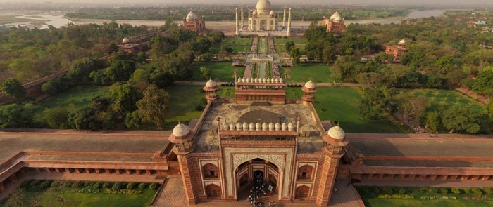 Làm bằng đá cẩm thạch trắng, Taj Mahal không chỉ là là một trong những biểu tượng nổi tiếng nhất của Ấn Độ mà còn được xếp vào bảy kỳ quan mới của thế giới. Ngôi đền tọa lạc tại thành phố Agra, nằm bên bờ sông Tamuna, thuộc bang Utlar Pradesh, tây bắc Ấn Độ. Khuôn viên với chu vi lên tới 500m bao bọc quanh Taj Mahal dường như kéo nơi đây khỏi thế giới trần tục bên ngoài.